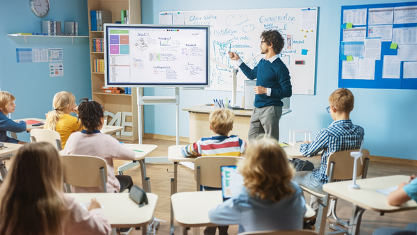 LED smart board of state-of-the-art classroom solutions